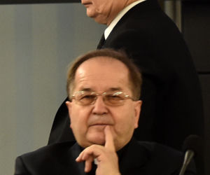 PiS płaci Rydzykowi, Platforma pijanemu spod ambasady