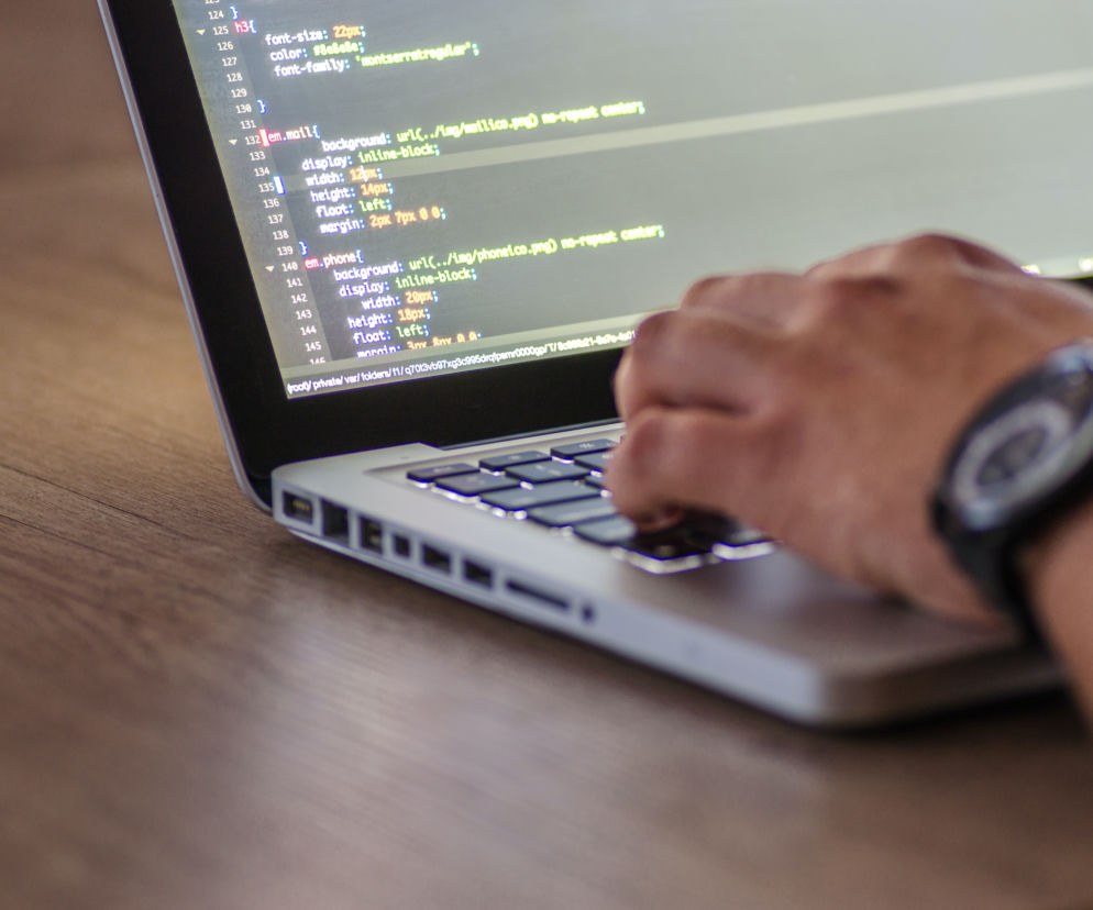 Programista z Katowic sprzedawał przez internet fałszywe szczepionki testy na COVID-19. Może trafić do więzienia nawet na 8 lat