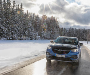 Opel Grandland X Hybrid4 1.6 Turbo A8 300 KM AWD