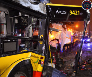Autobus miejski uderzył w słup