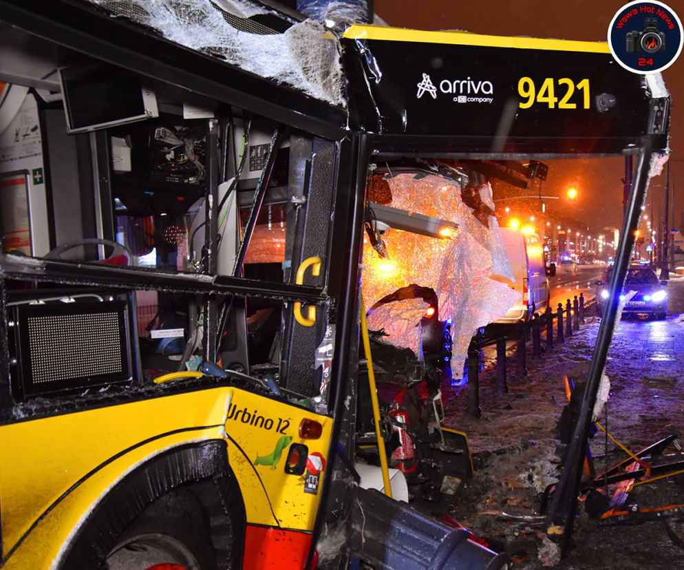 Autobus miejski uderzył w słup