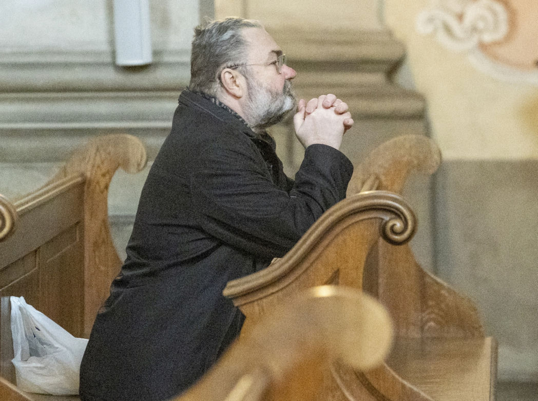 Karol Karski kupił mini oscypka i poszedł do kościoła