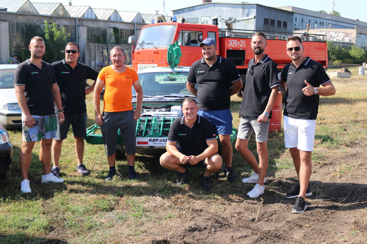 Charytatywny Wrak Race. Andrzej z Plutycz i Adam Kraśko zbierali pieniądze dla chorej Dominiki