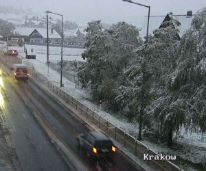 Atak zimy w Małopolsce. Drogi są białe i śliskie