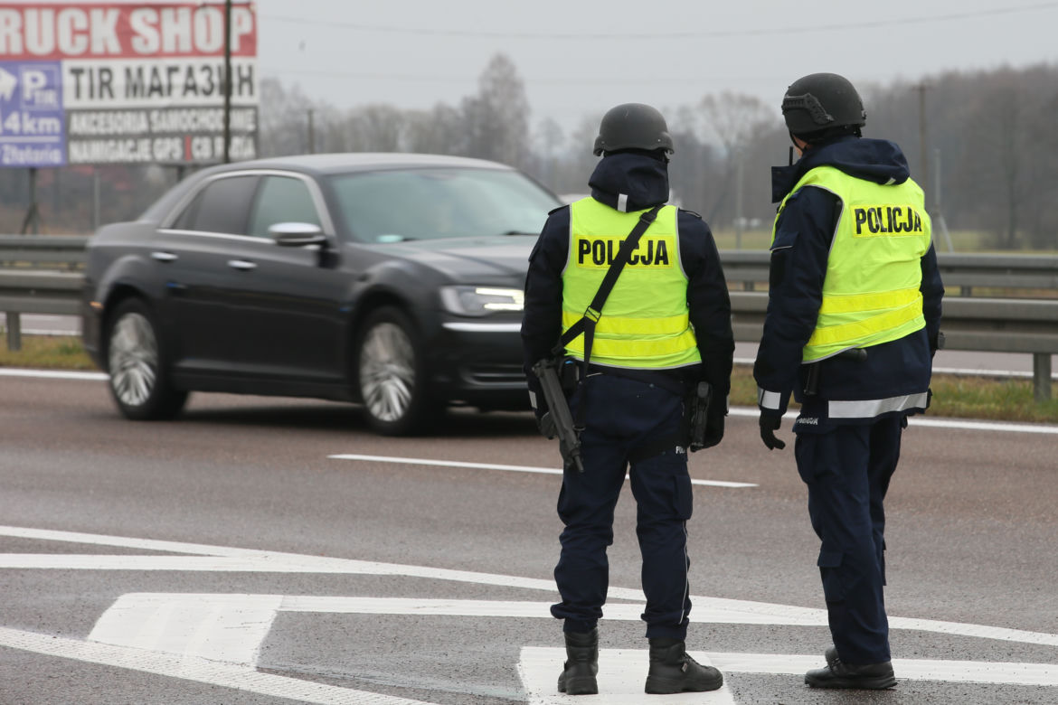 Policja sprawdza pojazdy na S8