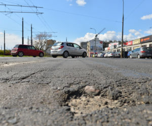 Wstyd! Takie dziurawe ulice w centrum Warszawy