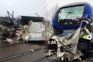 Potworny wypadek na torach. Pociąg Intercity rozpruł ciężarówkę na przejeździe [ZDJĘCIA]