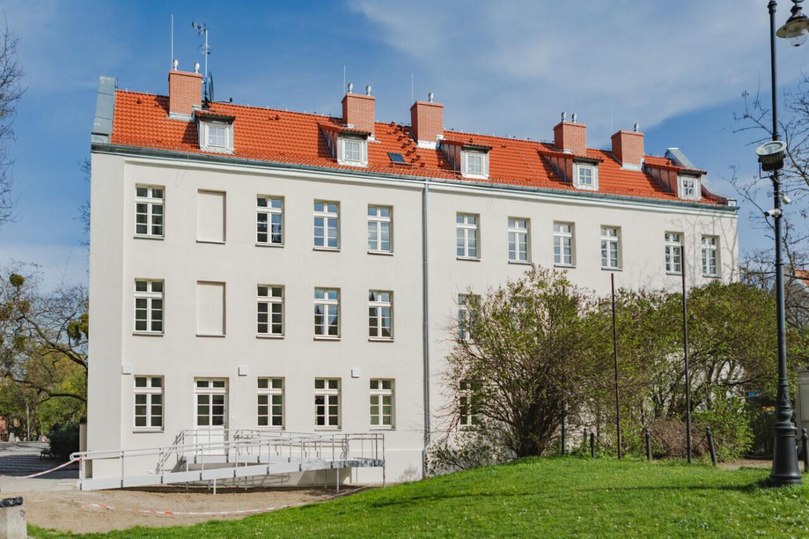Kamienica z muralem przedstawiającym Pawła Adamowicza 