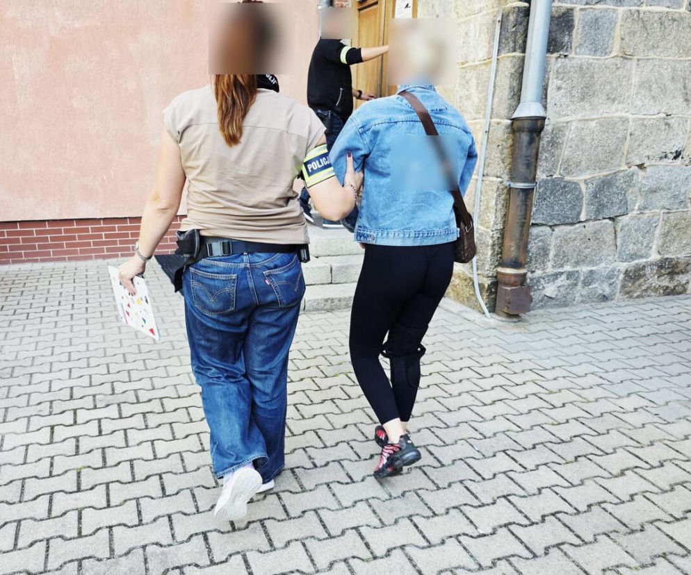 Policjantka prowadzi zatrzymaną 26-latkę z Legnicy. O ataku na nastolatków z Ukrainy przeczytasz na SE Wrocław.