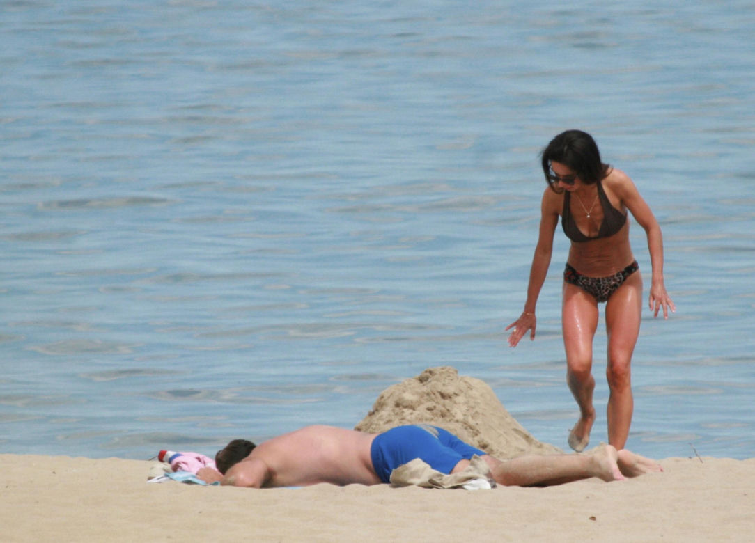 Marta Kaczyńska z mężem na plaży