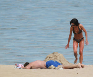 Marta Kaczyńska z mężem na plaży