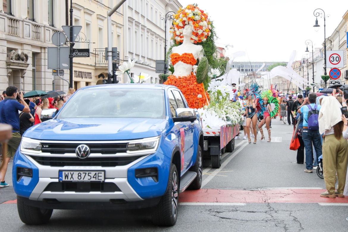 Parada Syrenki 2025 przeszła ulicami Warszawy. Na trasie 20 barwnych platform