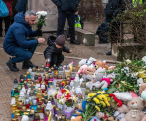 Akcja poszukiwawczo-ratownicza w miejscu uderzenia rosyjskiej rakiety manewrującej w wielopiętrowy budynek mieszkalny w Tarnopolu