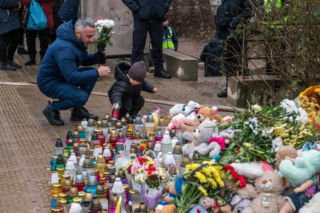 Akcja poszukiwawczo-ratownicza w miejscu uderzenia rosyjskiej rakiety manewrującej w wielopiętrowy budynek mieszkalny w Tarnopolu