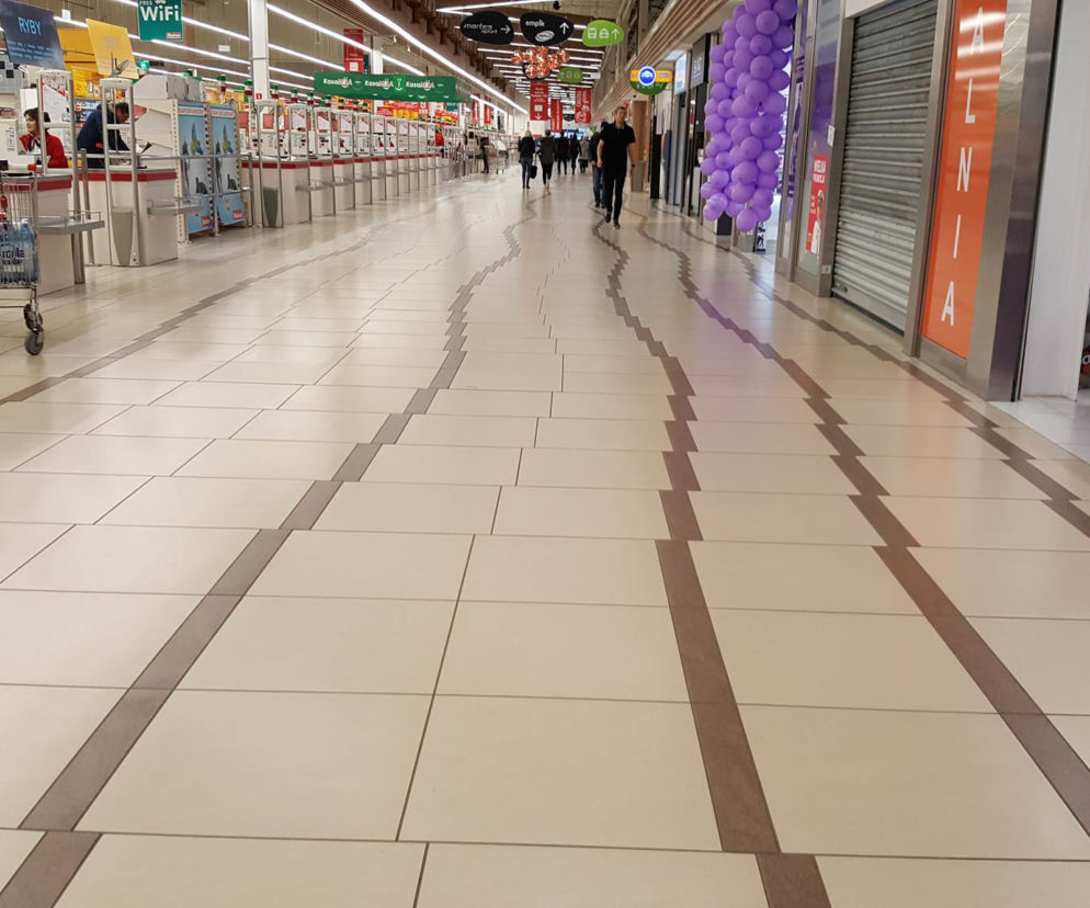 Krzywa posadzka w gdańskim Auchan