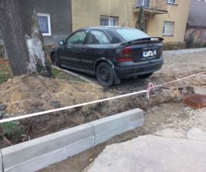 Budują miejsca parkingowe, a tam samochód. Osobówka na kawałku ziemi w Lesznie