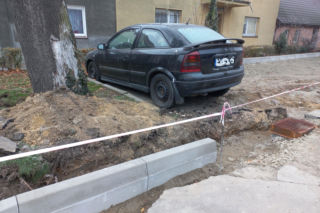 Budują miejsca parkingowe, a tam samochód. Osobówka na kawałku ziemi w Lesznie