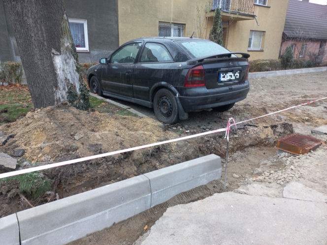 Budują miejsca parkingowe, a tam samochód. Osobówka na kawałku ziemi w Lesznie