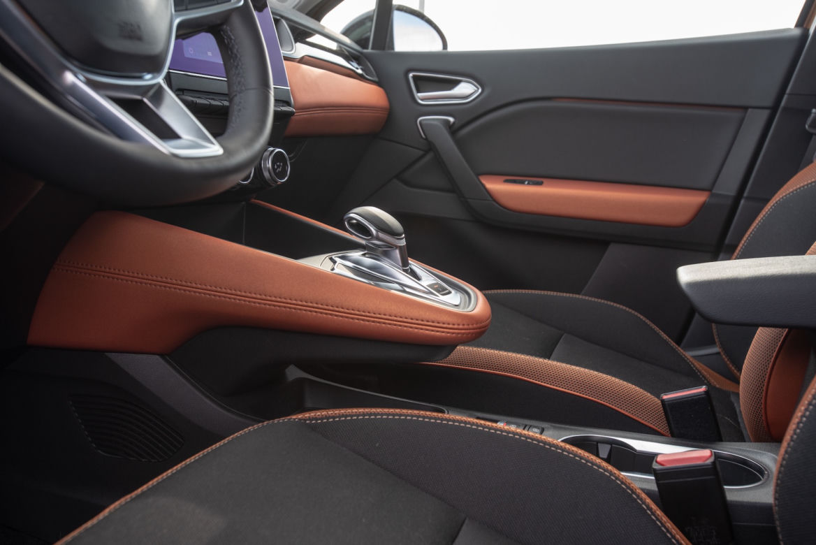 Peugeot 2008 GT Line vs Renault Captur Intens