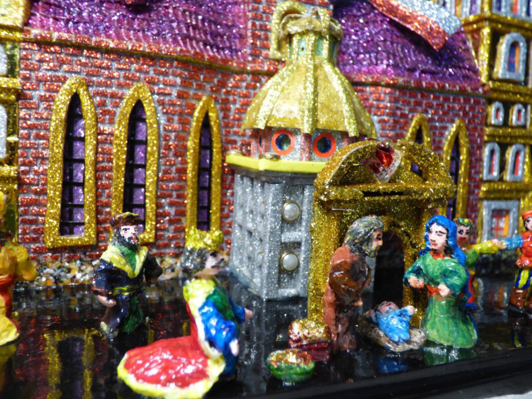 Miniatury szopek krakowskich zamyka w butelce