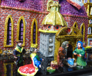 Miniatury szopek krakowskich zamyka w butelce
