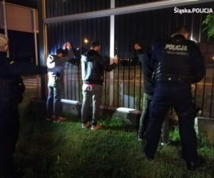 Nielegalni imigranci zatrzymani w Katowicach. Policjanci podzielili się z nimi jedzeniem i piciem [ZDJĘCIA, WIDEO]