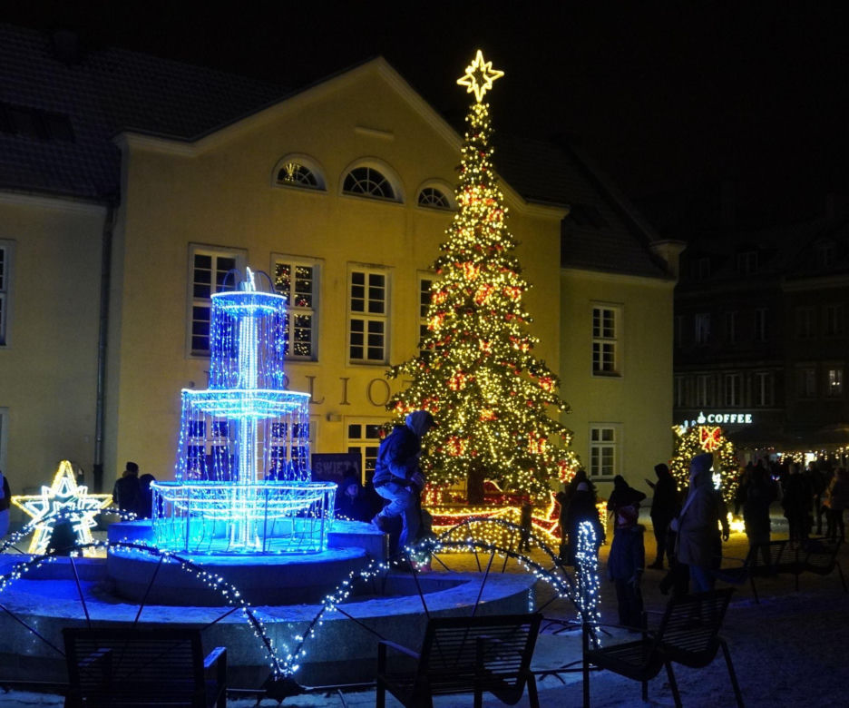 Świąteczne iluminacje w Olsztynie zachwycają. Prawdziwą „gwiazdą” jest choinka na starówce [ZDJĘCIA]