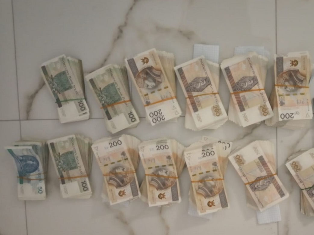 Spał na forsie. 200 tysięcy złotych pod poduszką zatrzymanego