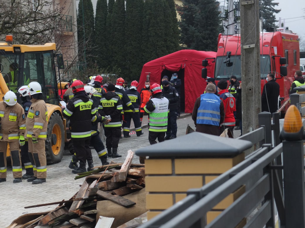 ZGINĘLI WE ŚNIE. POTĘŻNA EKSPLOZJA GAZU ZABIŁA HENRYKA I BARBARĘ. OCALAŁ JEDYNIE NICH KOT