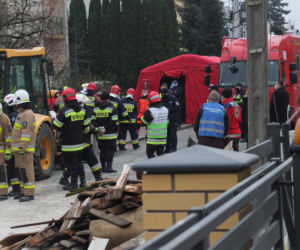 ZGINĘLI WE ŚNIE. POTĘŻNA EKSPLOZJA GAZU ZABIŁA HENRYKA I BARBARĘ. OCALAŁ JEDYNIE NICH KOT