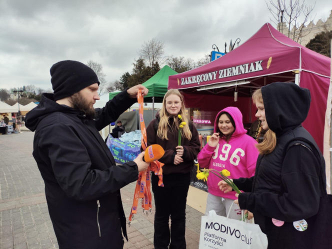 ESKA Lublin rozdawała żonkile na wiosnę