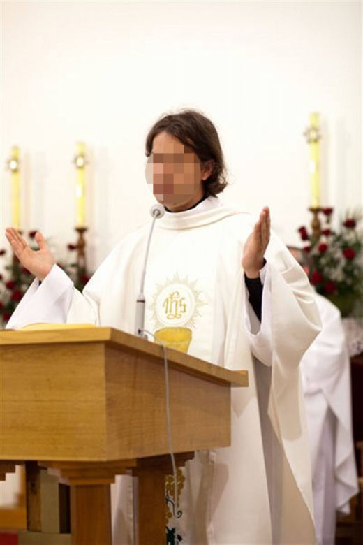 Pijany ksiądz dachował samochodem pod Włocławkiem. Zdjęcia z wypadku