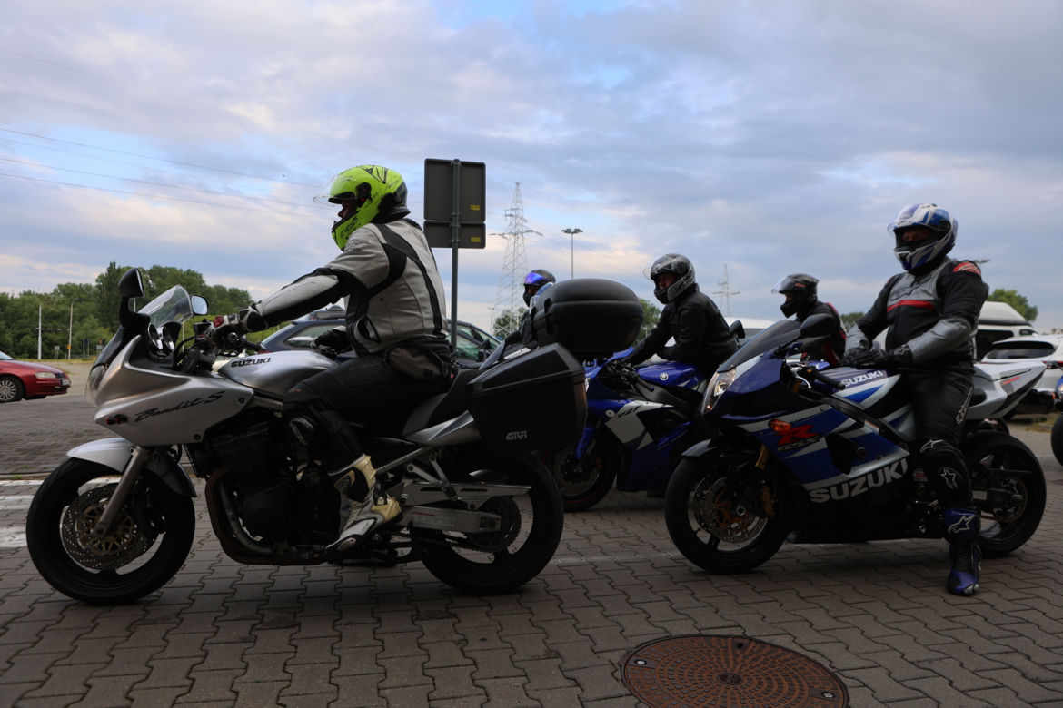 Przed Areną Lublin symbolicznie pożegnano dwójkę tragicznie zmarłych motocyklistów