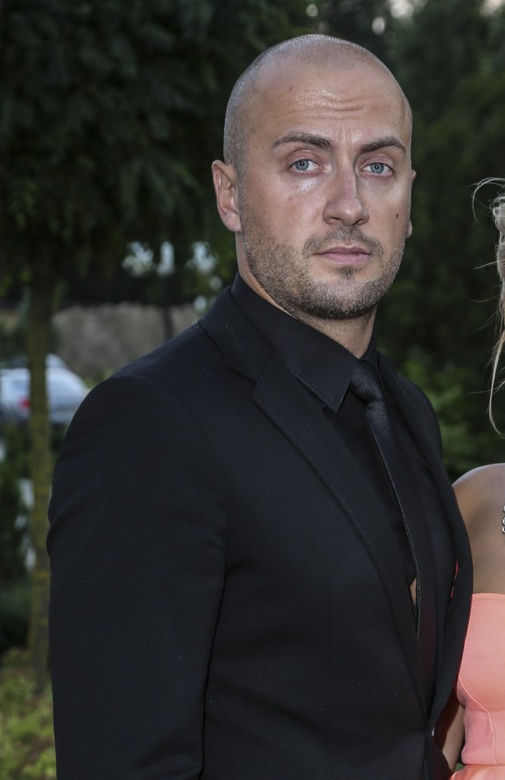 Jest szczęśliwa z 7 facetem