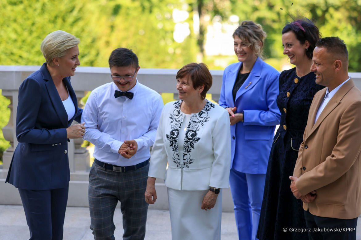 Projektant z zespołem Downa dał Agacie Dudzie prezent. Przepiękna suknia [ZDJĘCIA]