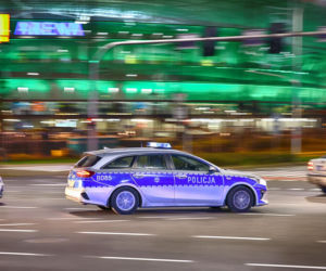 Spychał auta z drogi, groził „bronią”. Nie trafił za kratki