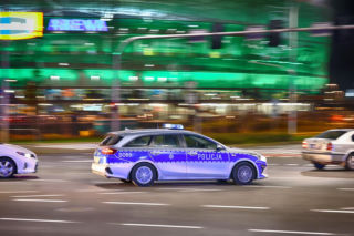 Spychał auta z drogi, groził „bronią”. Nie trafił za kratki