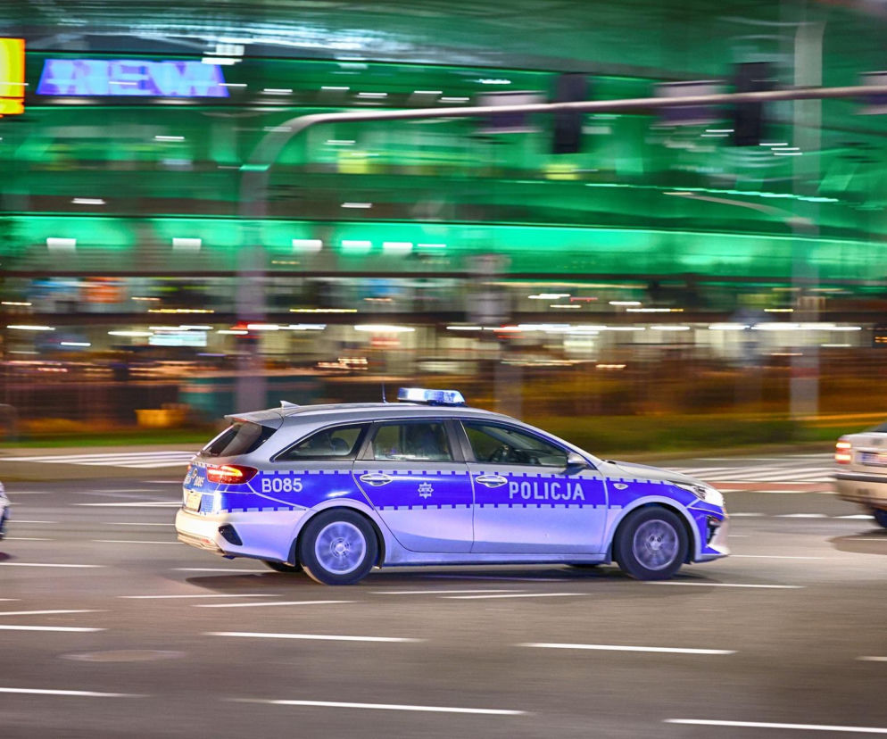 Szaleńczy rajd kierowcy pod Warszawą. Z bronią w ręku uciekł przed celą