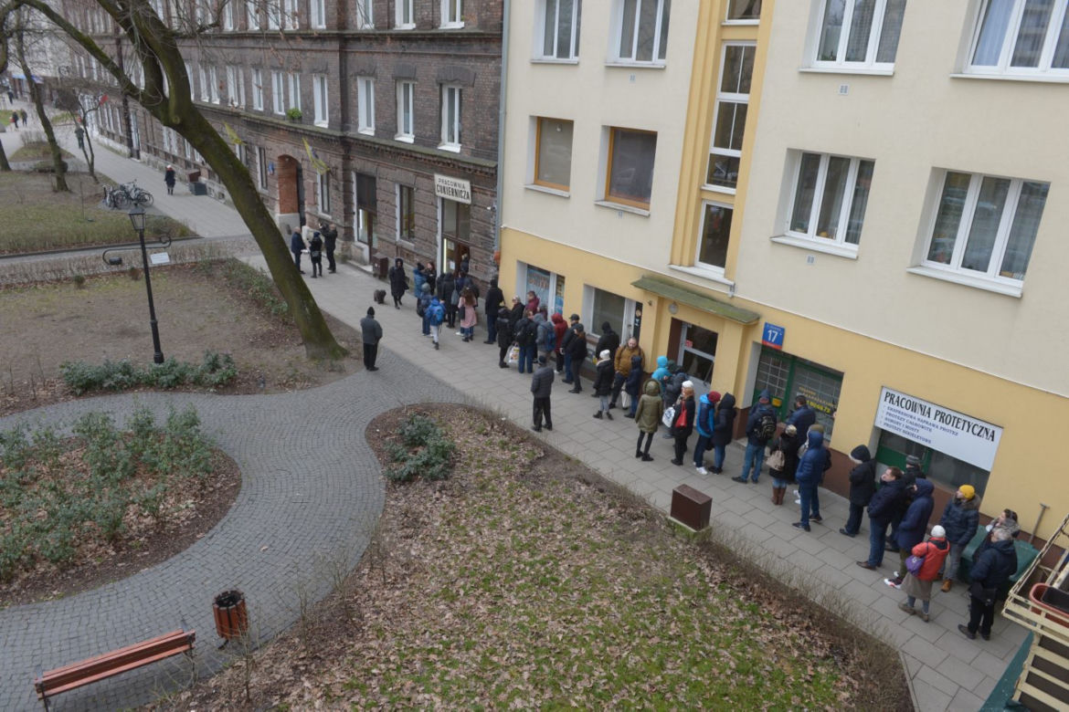 Stali trzy godziny w kolejce po pączki