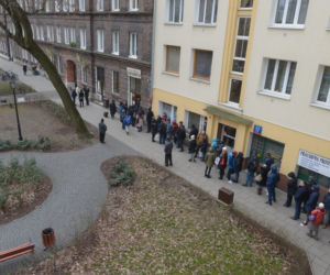 Stali trzy godziny w kolejce po pączki