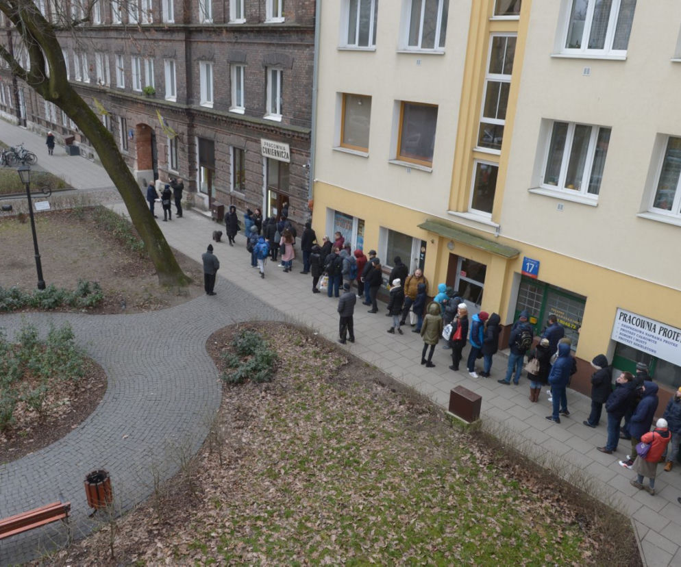 Stali trzy godziny w kolejce po pączki