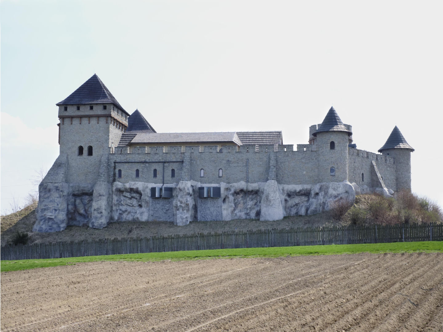 Ostatni zamek. Zamczystość polska: od Wawelu do Stobnicy