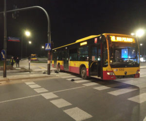 Autobus MPK Łódź BEZ KIEROWCY wjechał na PRZEJŚCIE DLA PIESZYCH! Pojazd STOCZYŁ SIĘ z krańcówki