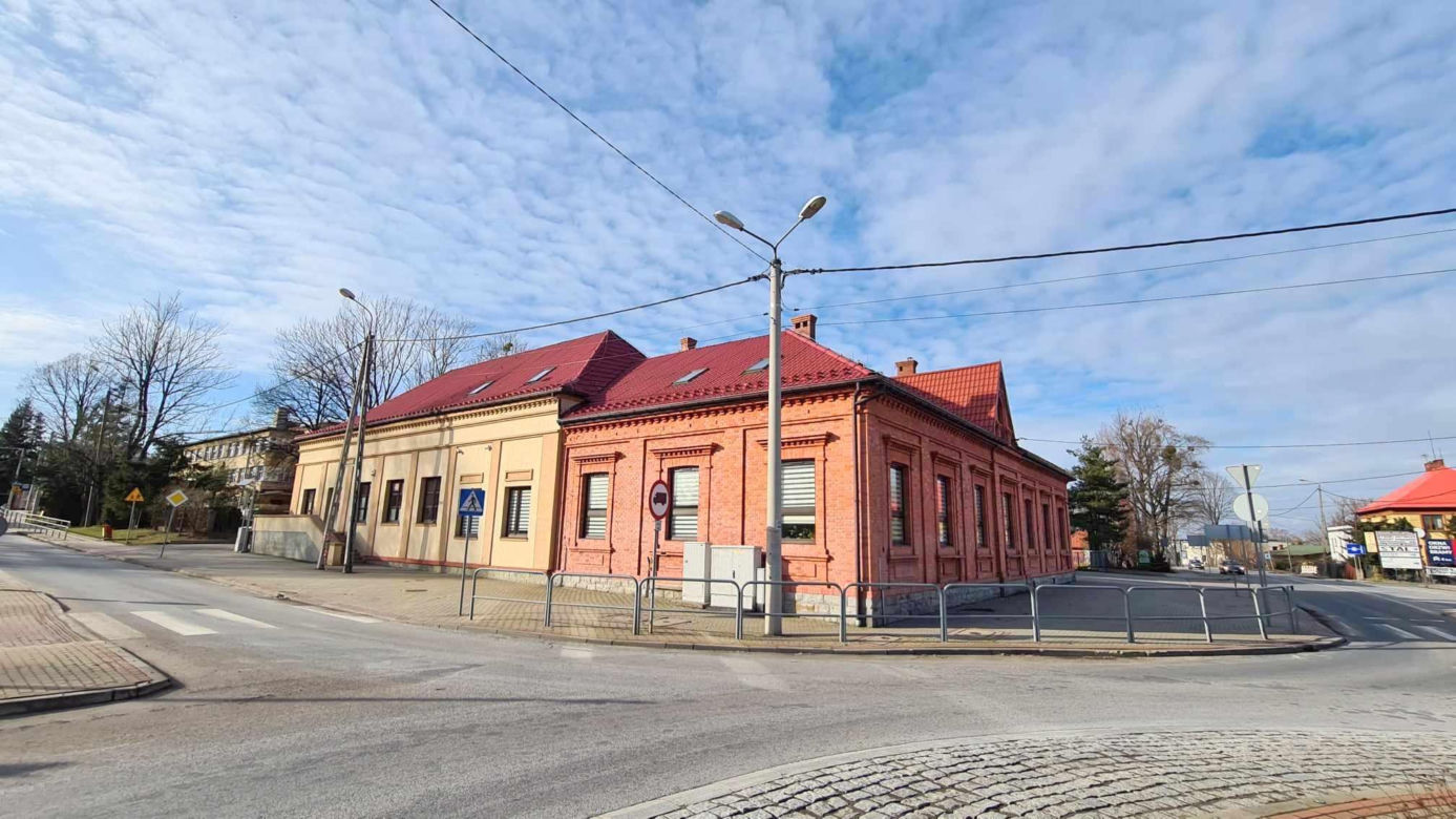 Zabytkowy budynek z XIX wieku wystawiony na sprzedaż. Cena zwala z nóg 