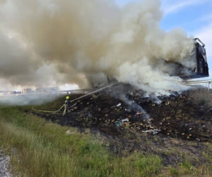 Pożar naczepy ciężarówki spowodował kilkugodzinne utrudnienia na autostradzie A2 w powiecie siedleckim