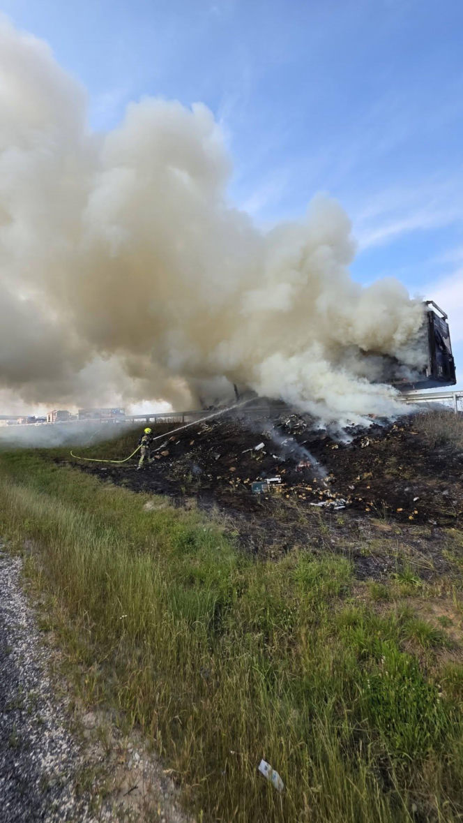Pożar naczepy ciężarówki spowodował kilkugodzinne utrudnienia na autostradzie A2 w powiecie siedleckim