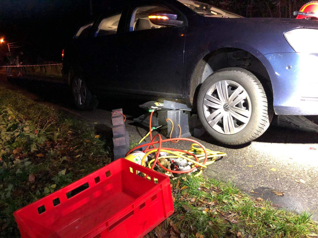 Koszmar pod Kaliszem! Auto najechało na mężczyznę leżącego na jezdni 