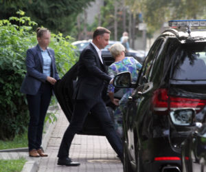 PREZYDENT SAM NOSI GARNITUR.