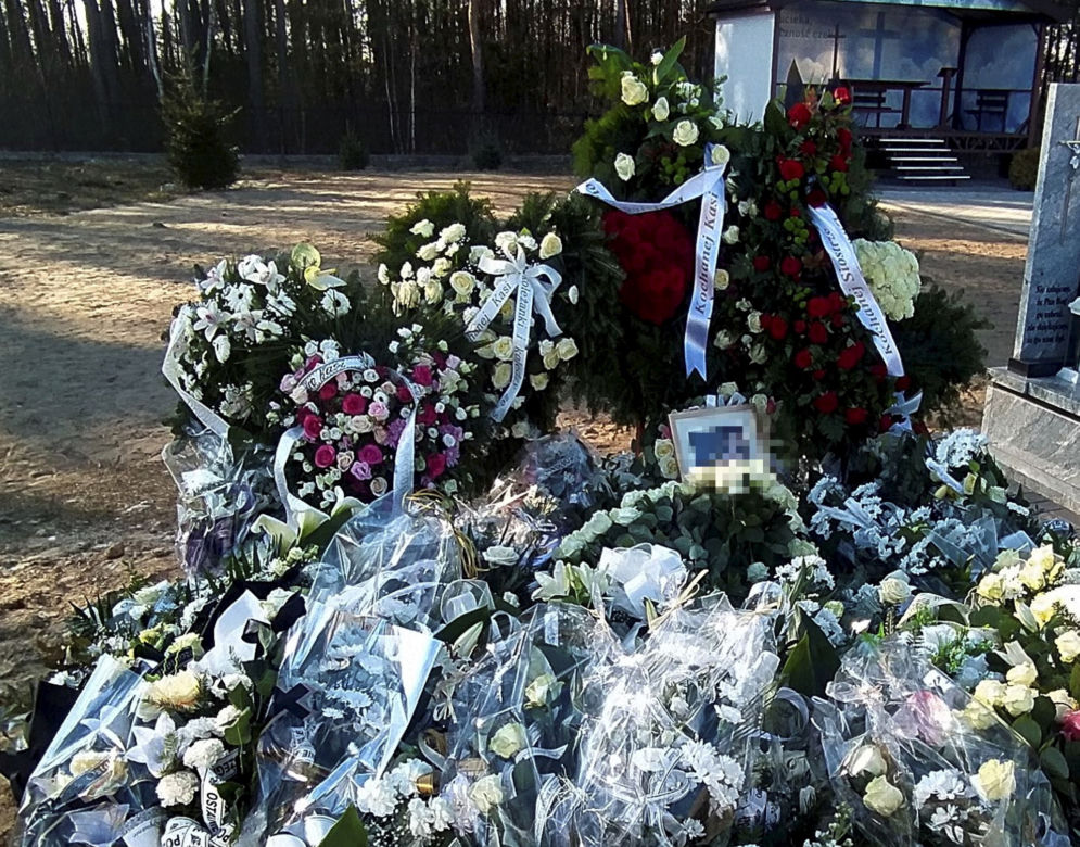 Grób Katarzyny utonął w kwiatach