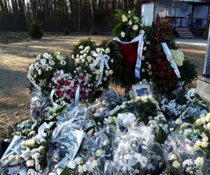 Kasia zginęła w potwornym wypadku. Jej grób utonął w kwiatach